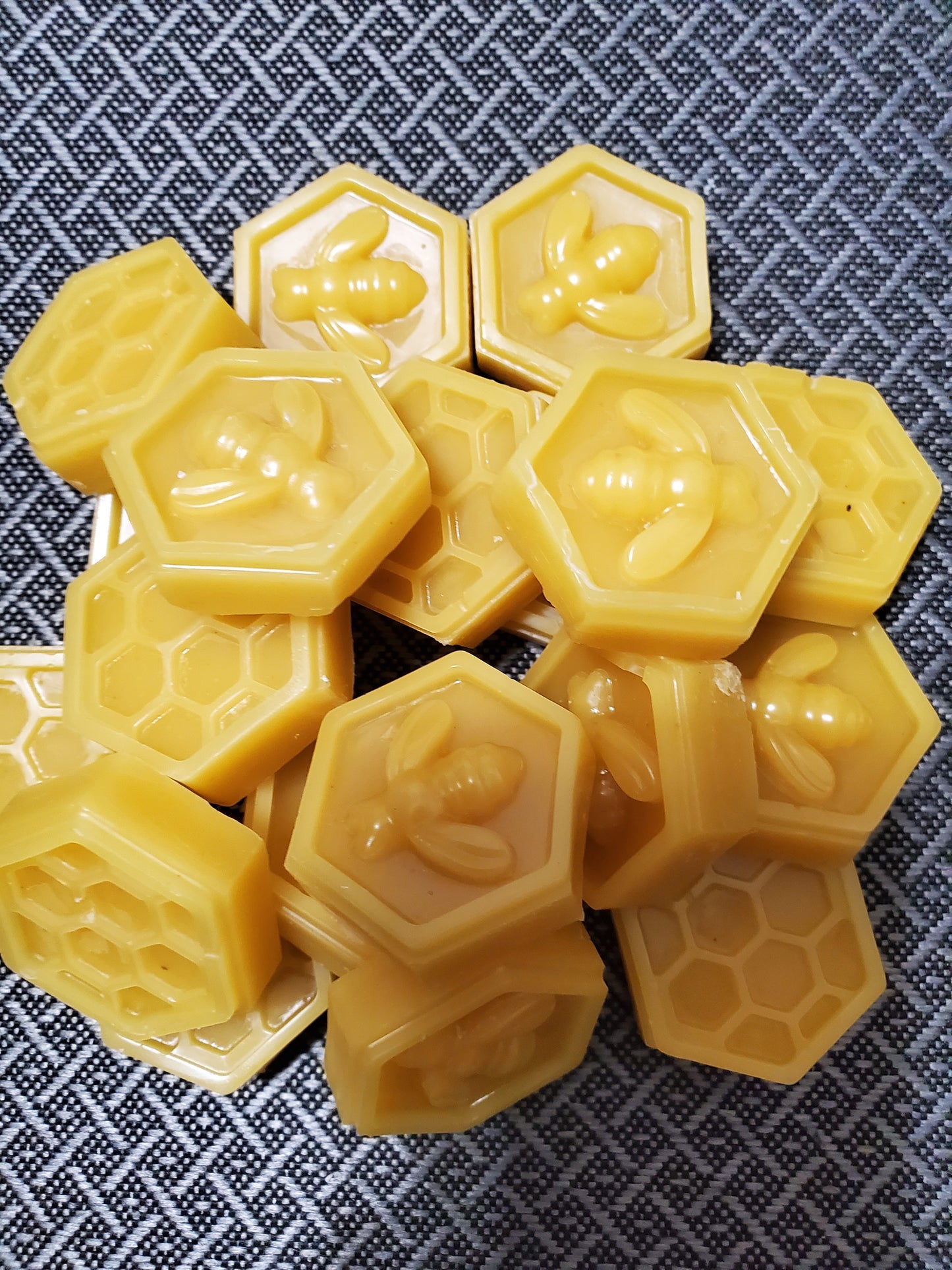 Octagon Beeswax Bee And Comb Style qty 2